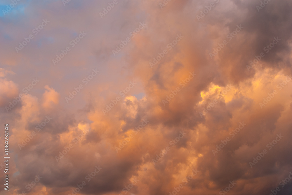 Obraz premium Colorful colors of sunset: a stunning mixture of warm and cold tones of the sunset and the evening sky