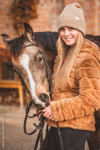 Mädchen mit Pferd photo