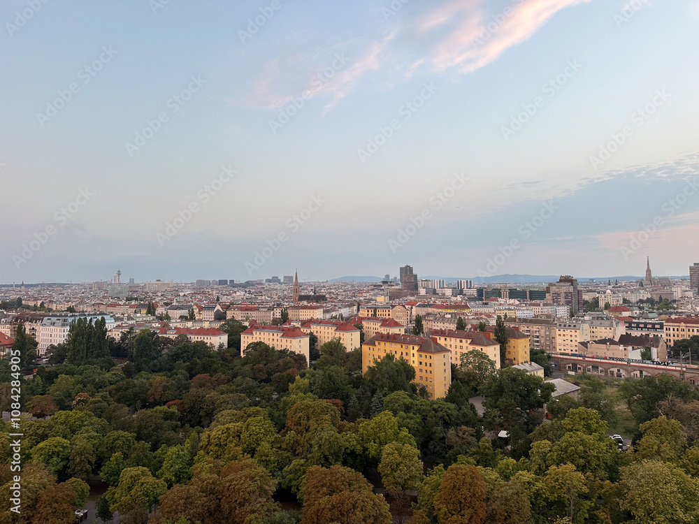 Obraz premium Panoramic Cityscape View of Vienna at Dusk