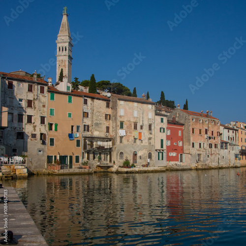 vue sur Rovinj ou Rovigno sur la mer Adriatique en été en Istrie en Croatie