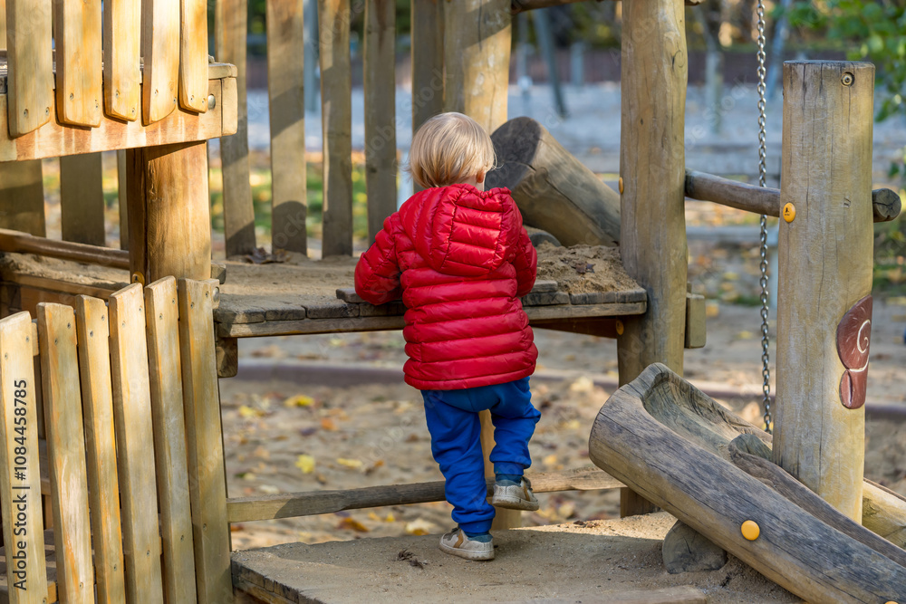 Ein einsamer kleiner Junge auf einem Spielplatz Ein einsamer kleiner Junge auf einem Spielplatz