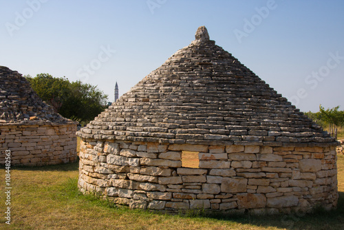 Le parc Kažuna avec un Kažun ou casite, une petite maison de pierre d'une seule pièce, construit avec la technique de la pierre sèche, le plus souvent possédant un plan circulaire.  photo