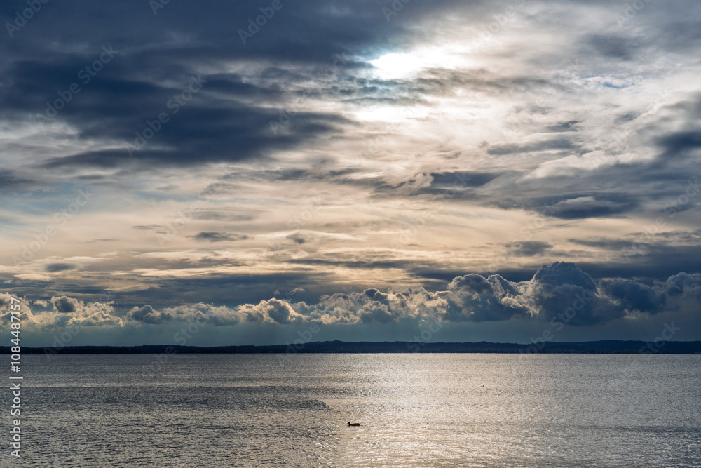 Abendstimmung mit wilden grauen Wolken am Gardasee in Lazise, Provinz Verona, Region Venedig, Italien
