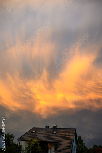 Phantastisches leuchtendes Wolkengebilde  photo