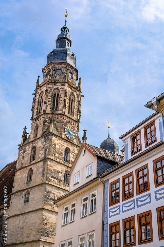 Fototapeta premium Glockenturm der Moritzkirche mit farbenfrohen historischen Altstadthäusern in Coburg, Bayern, Deutschland
