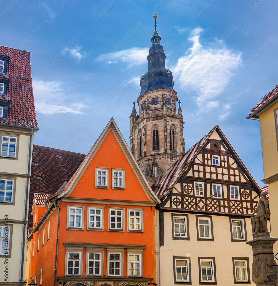 Fassaden historischer Altstadthäuser am Marktplatz und Glockenturm der Moritzkirche im Hintergrund in Coburg, Deutschland Fassaden historischer Altstadthäuser am Marktplatz und Glockenturm der Moritzkirche im Hintergrund in Coburg, Deutschland