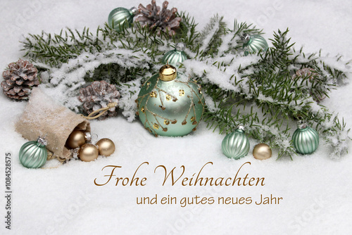 Weihnachtskarte: Weihnachtsgrüße mit Weihnachtskugeln im Schnee . Frohe Weihnachten und ein gutes neues Jahr. photo