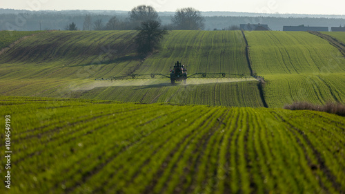 ciągnik, traktor, oprysk, pole, zieleń, rośliny, uprawa