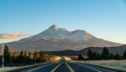 Tableau sur toile Amazing view of Mount Shasta volcano in California in early November seen from route 97, the volcanic scenic byway, at sunset