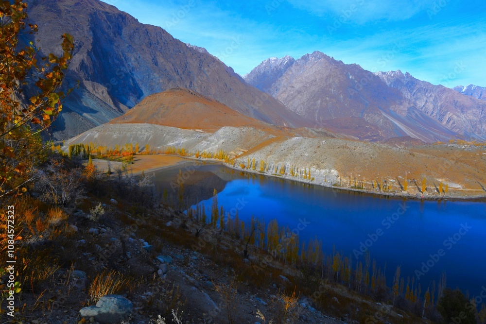 Obraz premium Autumn view of dazzling blue Phander Lake at the meanders of Gilgit River near Phander village (Ghizer District, Gilgit-Baltistan, Pakistan)