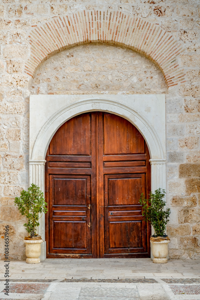 Antigua puerta de madera y maceta decorativa. Antigua puerta de madera y maceta decorativa.