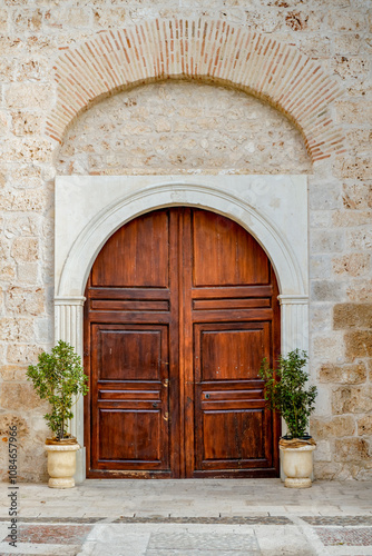 Antigua puerta de madera y maceta decorativa.