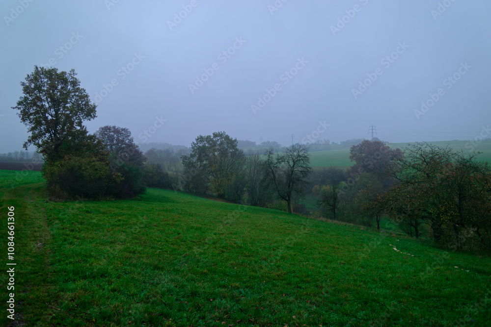 Obraz premium Fog outside the city on a cloudy autumn day in Bavaria.