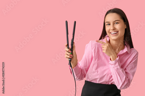 Female hairdresser with fla...