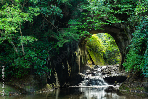 春の濃溝の滝、亀岩の洞窟