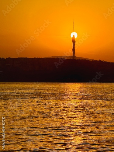 Obraz na płótnie Beautiful and colorful sunrise over Marmara sea in Istanbul, Turkey w salonie