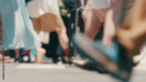歩行者が移動する東京の渋谷スクランブル交差点　ぼかし