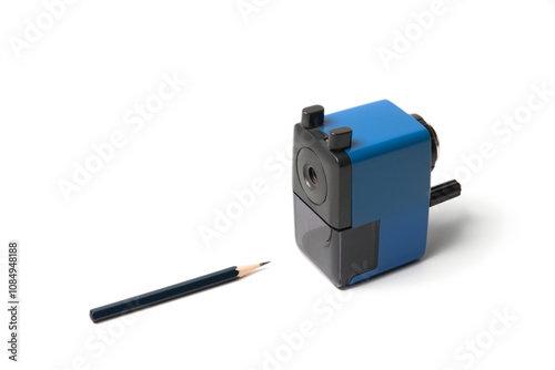 白バックに佇む青色の鉛筆削りと鉛筆