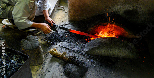 伝統的な日本刀を刀鍛冶が手作り生産する様子