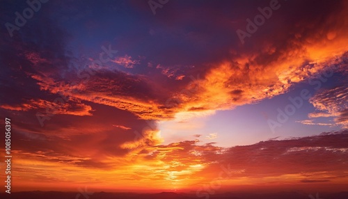 夕日が沈み、オレンジと赤に染まった空が幻想的に広がる背景。