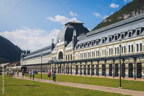 Tableau sur toile In the centre of Canfranc town