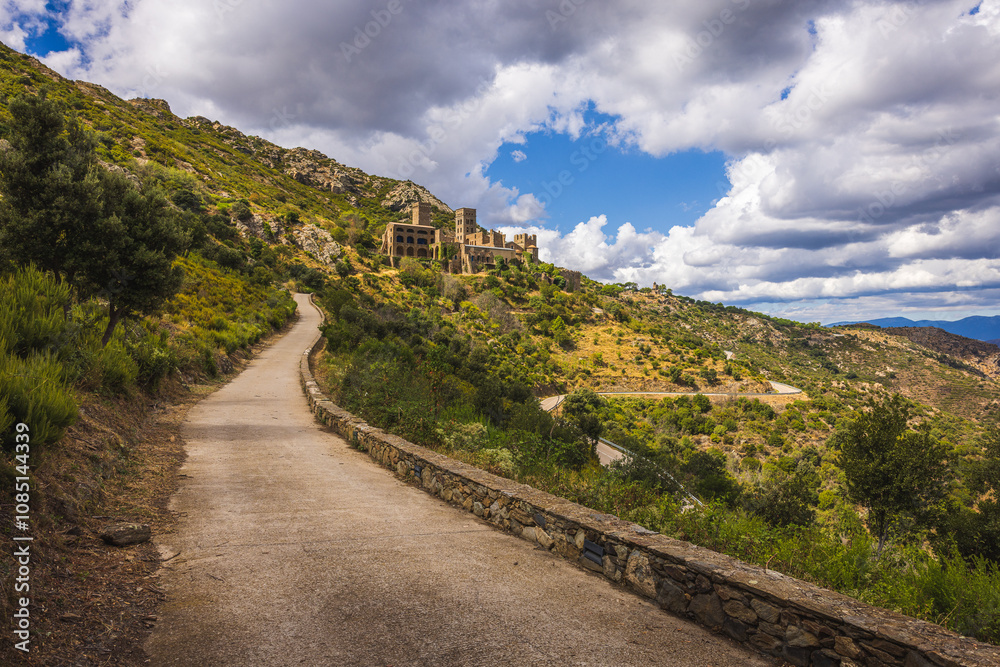 Obraz premium Remains and surroundings of Sant Pere de Rodes monastery