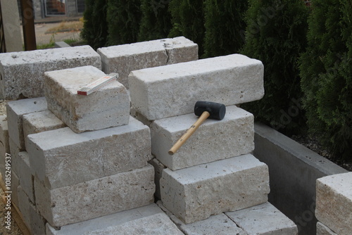 Errichten einer Steinmauer im Garten photo