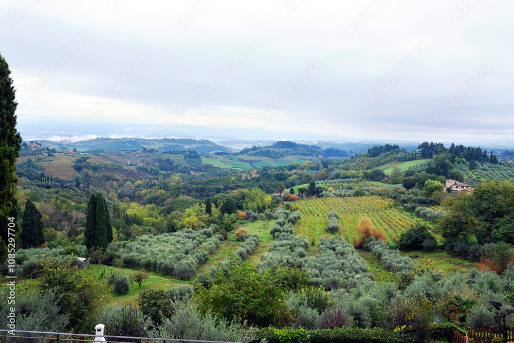 Charakterystyczne malownicze krajobrazy Toskanii z okolic San Gimignano