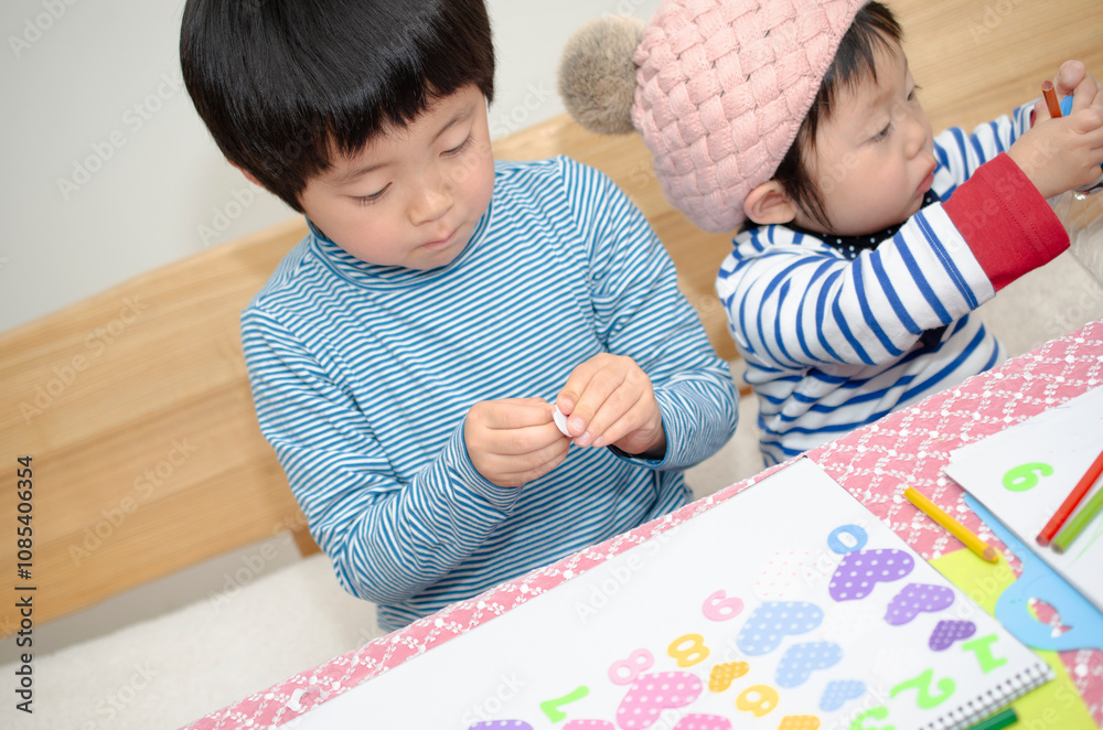 シールで遊ぶ子供 シールで遊ぶ子供