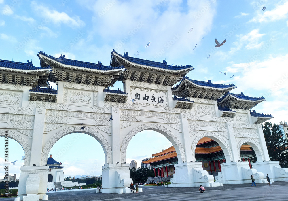 Obraz premium Taipei City,Taiwan-11.13.2022:Chiang Kai Shek memorial hall on a sunny day. Taipei city, Taiwan.