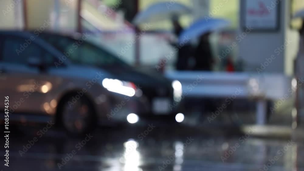 雨の日の道路 駅前 交差点 夕暮れ 薄暗い時間 歩行者 自動車 交通 イメージ 雨の日の道路 駅前 交差点 夕暮れ 薄暗い時間 歩行者 自動車 交通 イメージ
