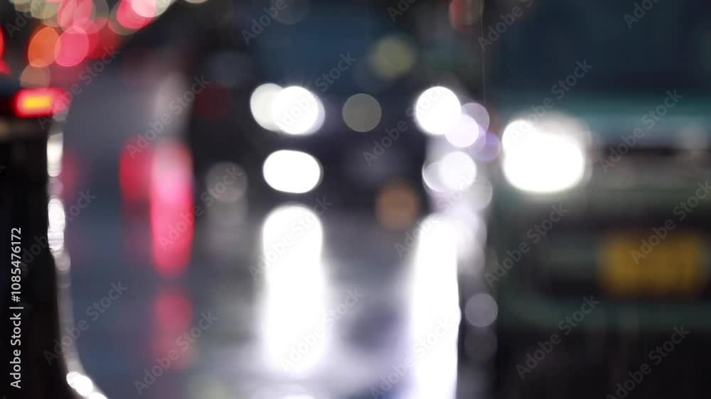 雨の日の道路 駅前 交差点 夕暮れ 薄暗い時間 歩行者 自動車 交通 イメージ 雨の日の道路 駅前 交差点 夕暮れ 薄暗い時間 歩行者 自動車 交通 イメージ