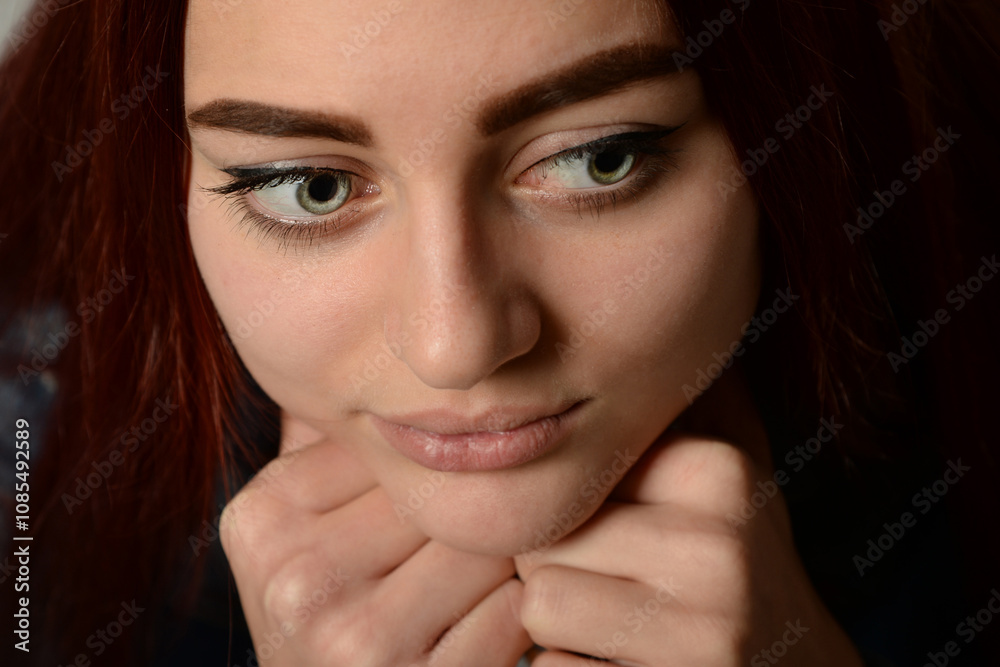 Naklejka premium frau, schönheit, gesicht, haar, auge, leitbild, gestalten, brünett, make-up, person, leute, lippen, close up, 1, haut, black, kopf, lächeln, frau, hand, blick, close up, glamour