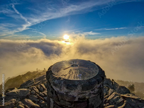 Foto Breathtaking Sunrise Above the Clouds on Snowdon Summit, Snowdonia National Park