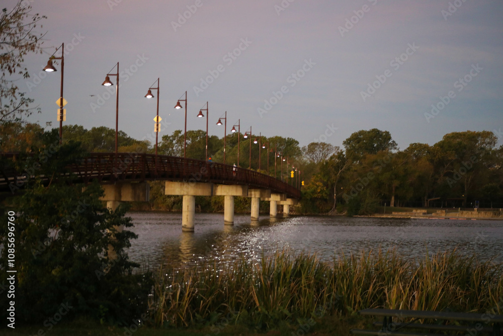 Obraz premium Bridge at Whiterock Lake
