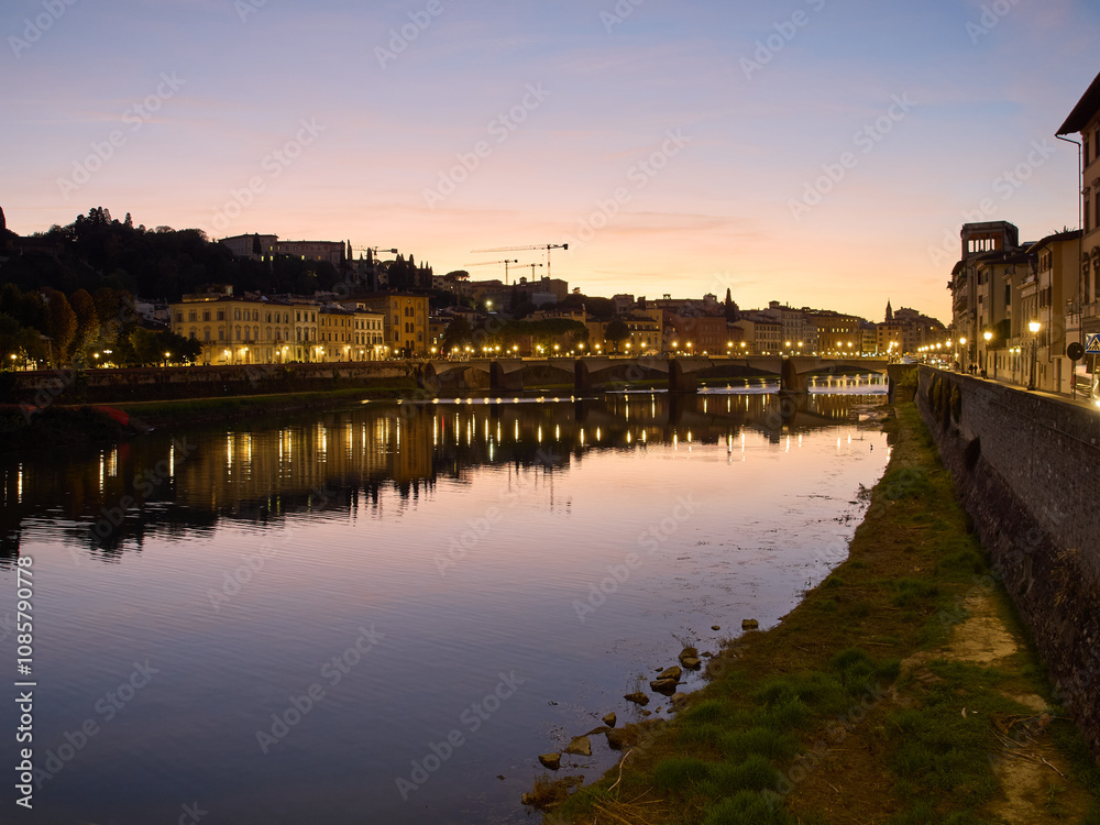 Obraz premium River Arno and Ponte Vecchio at dusk in Florence, Italy