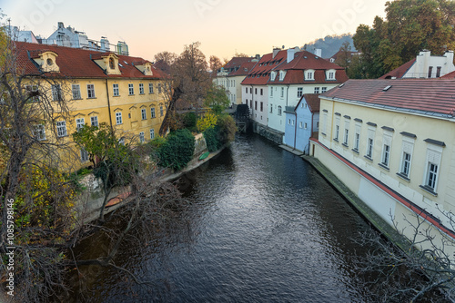 Картината върху платно Casas tipicas de Praga a orilla del rio Moldava en la puesta de sol, Republica Checa