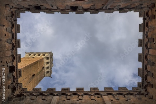 Obraz na płótnie siena, italien - palazzo pubblico mit campanile aus der froschperspektive w salonie