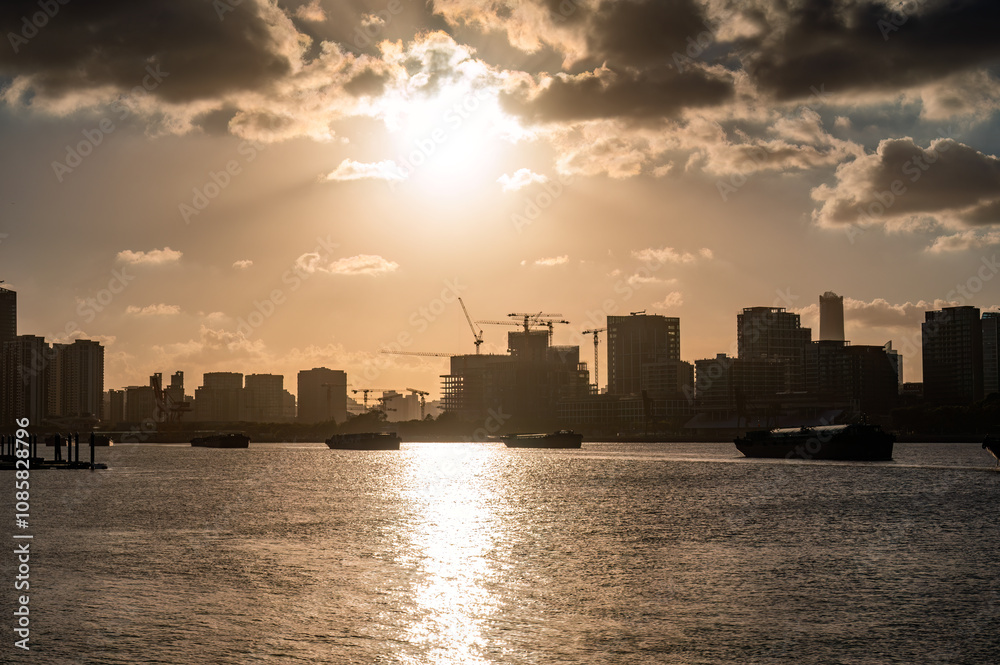 Fototapeta premium Huangpu River and Shanghai city skyline at dusk