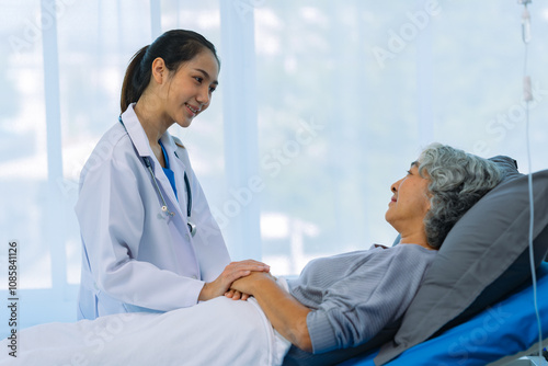 A female patient visits the doctor at the nursing department to discuss her illness and find treatment guidelines. Strong medical concept