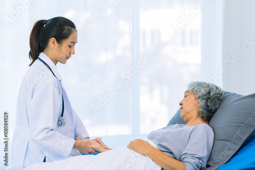 A female patient visits the doctor at the nursing department to discuss her illness and find treatment guidelines. Strong medical concept