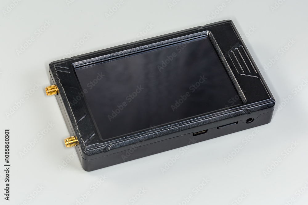 Miniature electronic unit with screen and high-frequency coaxial connectors Miniature electronic unit with screen and high-frequency coaxial connectors