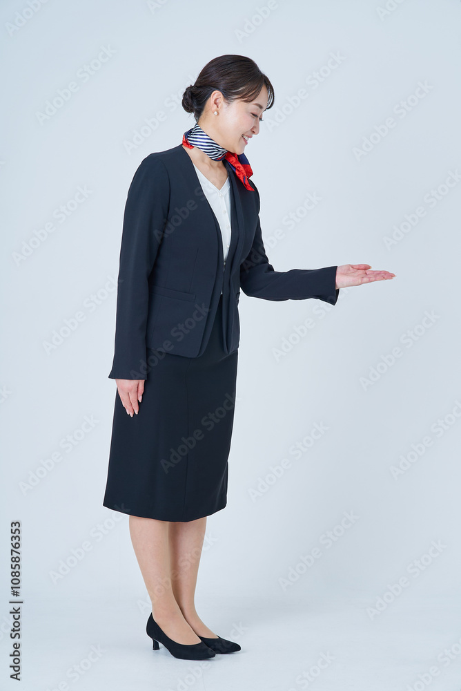 案内のポーズをするスーツ姿の女性 案内のポーズをするスーツ姿の女性
