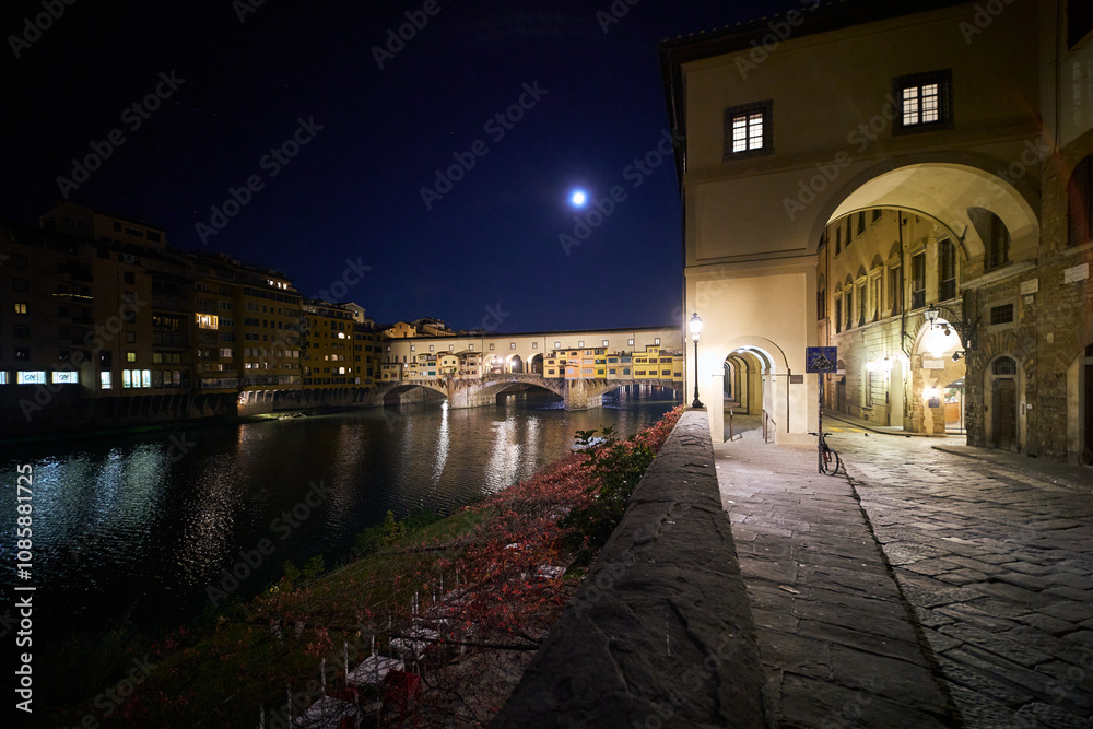 Fototapeta premium River Arno and Ponte Vecchio at night in Florence, Italy