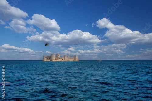 Obraz na płótnie Cloudy sky and Maiden's Castle (Kız Kalesi) - Mersin, Türkiye. w salonie