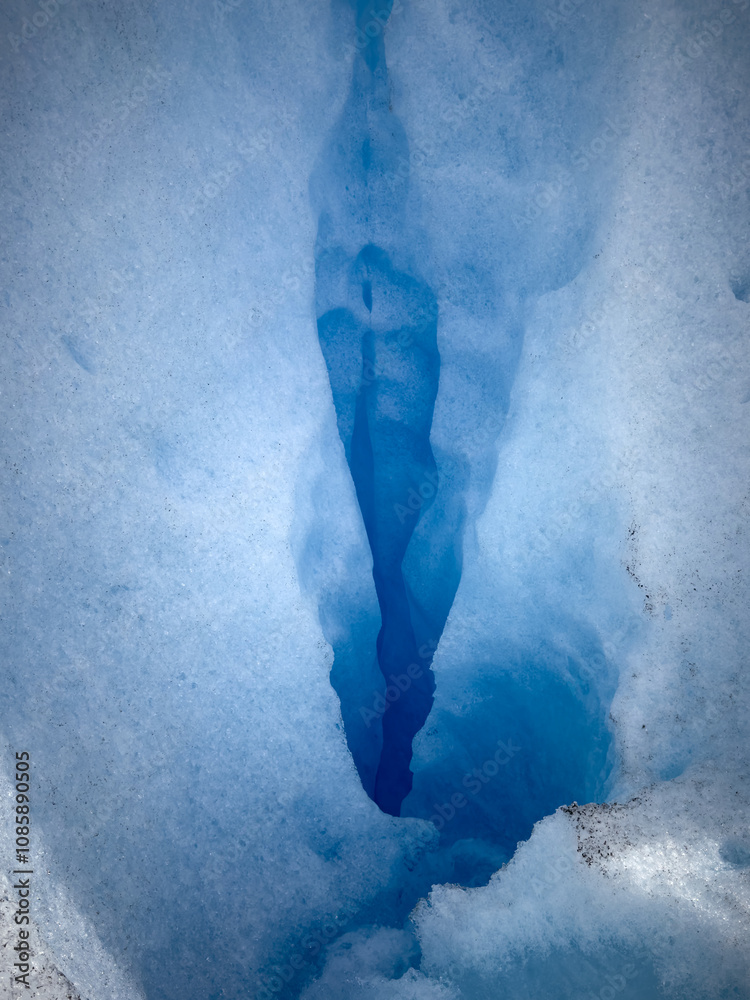Obraz premium Deep Blue Crevasse in Glacier