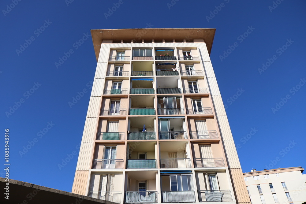Immeuble d'habitation typique des années 1970, vue de l'extérieur, ville d'Alès, département du Gard, France Immeuble d'habitation typique des années 1970, vue de l'extérieur, ville d'Alès, département du Gard, France