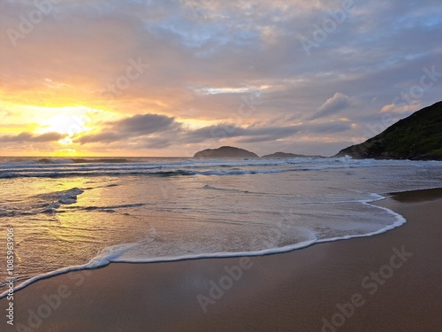 Um nascer do sol deslumbrante na praia do Santinho, em Florianópolis, Brasil