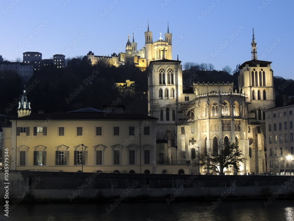 Fototapeta premium Lyon at dusk - Fourvière