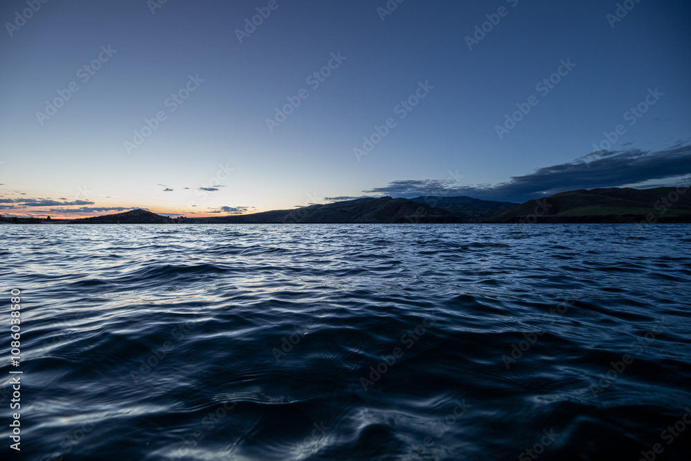 Obraz premium The ocean is calm and the sky is a beautiful shade of blue